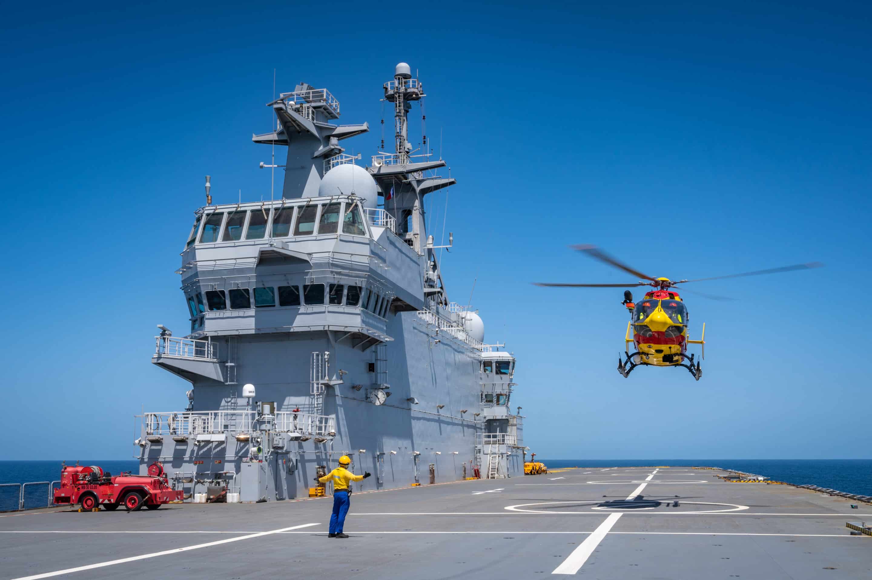 Le Puma de la sécurité civile de Fort-de-France, Martinique, effectue des TAG sur le pont d'envoi du PHA Dixmude. (c) Lumir Lugué/Marine Nationale/Défense