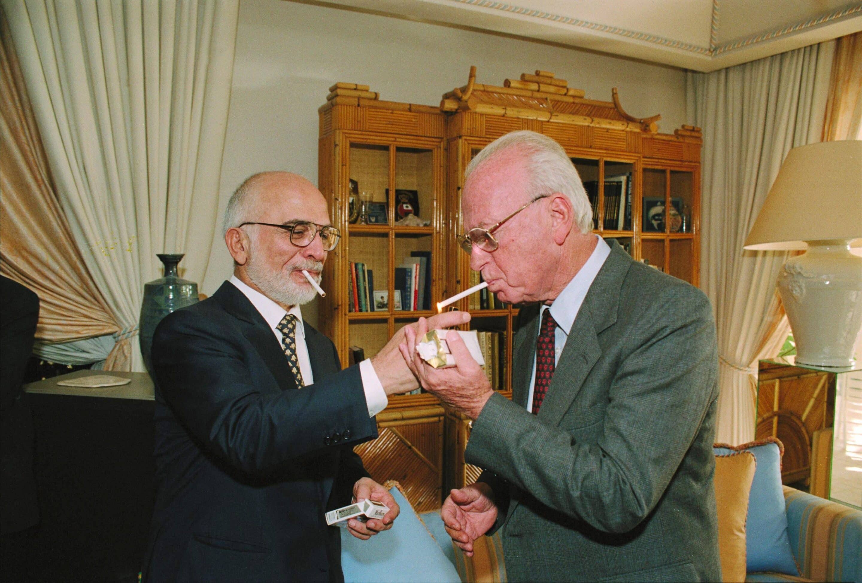 Le roi Hussein allume la cigarette d'Yitzhak Rabin, peu après la signature du traité de paix de 1994.
(c) wikipédia
