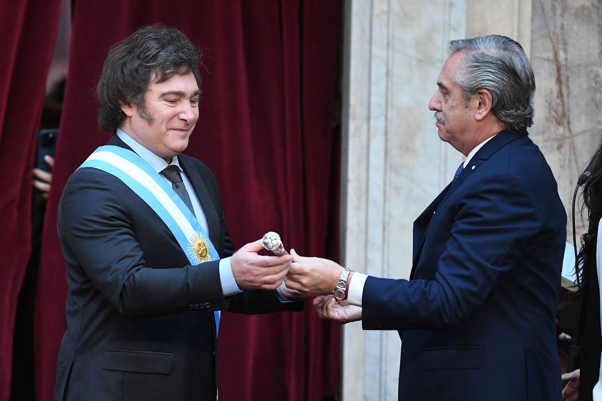 Javier Milei recevant le sceptre présidentiel de la part d'Alberto Fernandez, le président sortant. (c) wikipédia