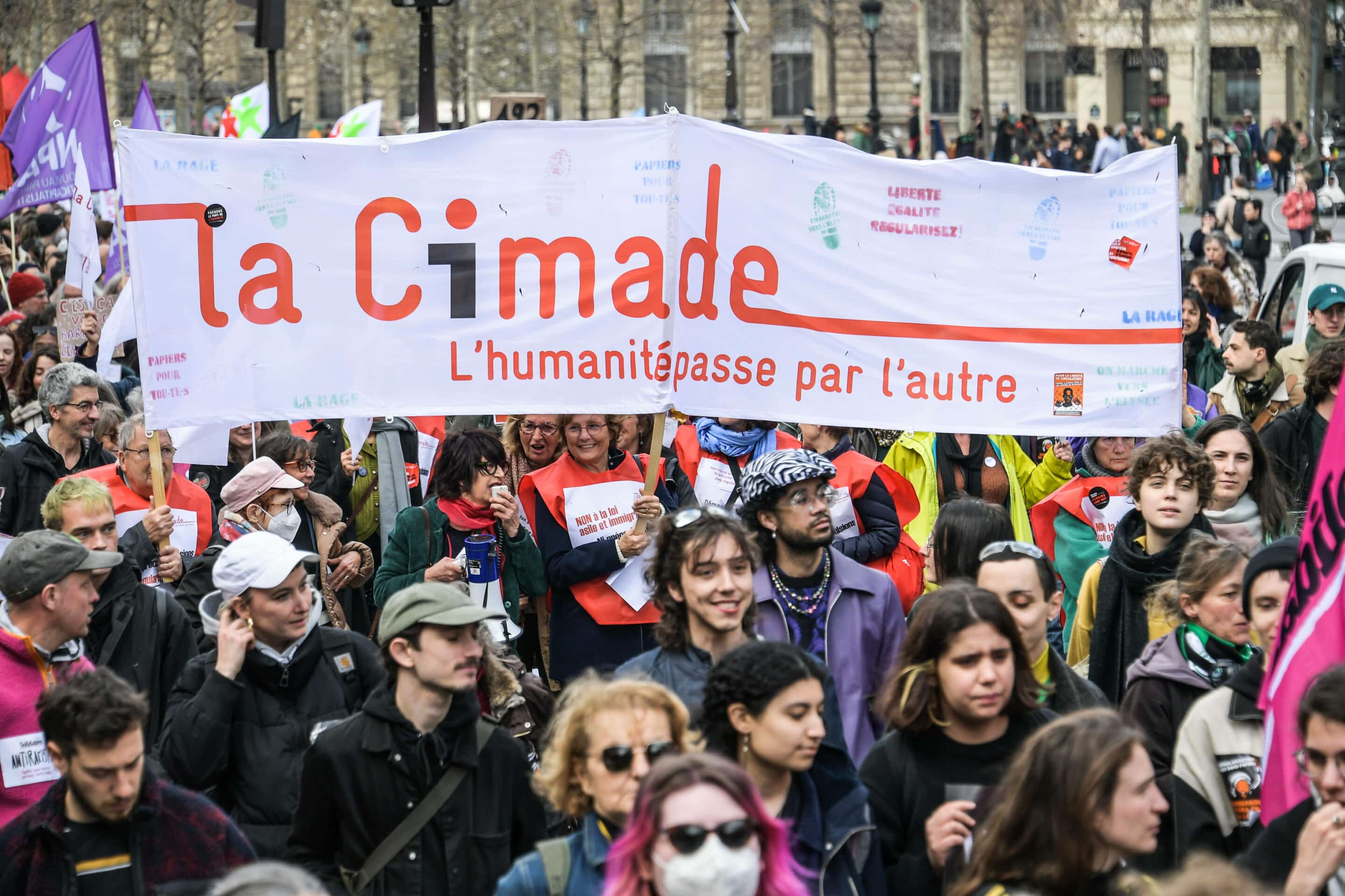 Rassemblement contre le projet de loi Darmanin sur l asile et l immigration, contre les centres de retention administrative CRA, et demandant la regularisation des sans-papiers, de la Place de la Republique au Pantheon a Paris le 25 mars 2023. Credit:ISA HARSIN/SIPA/2303252014