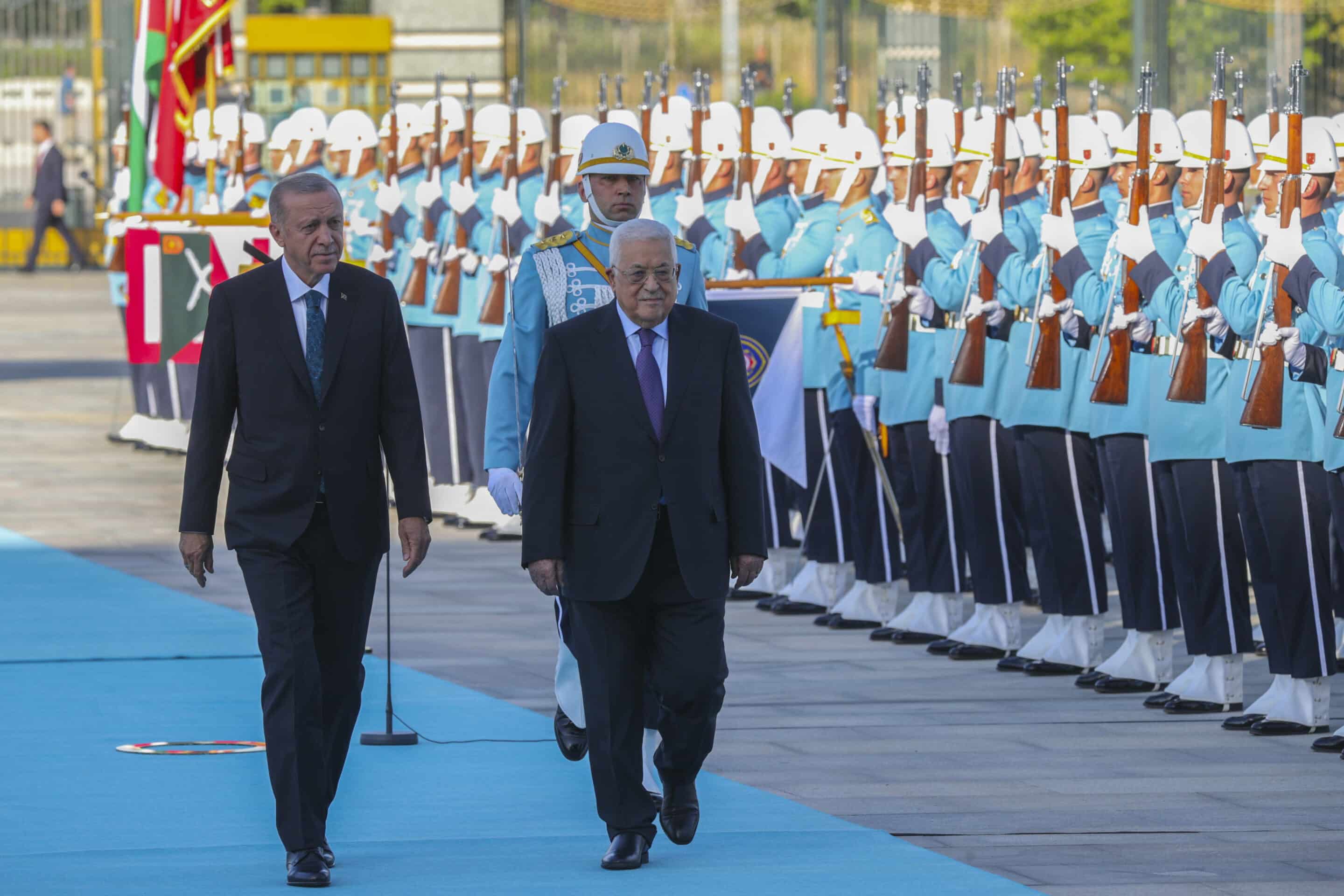 Recep Tayyip Erdogan et Mahmoud Abbas, président palestinien, passent en revue la garde d'honneur à Ankara, juillet 2023.(Riza Ozel/Dia Images via AP)/FS101/23206633816662/TURKEY OUT/2307251945