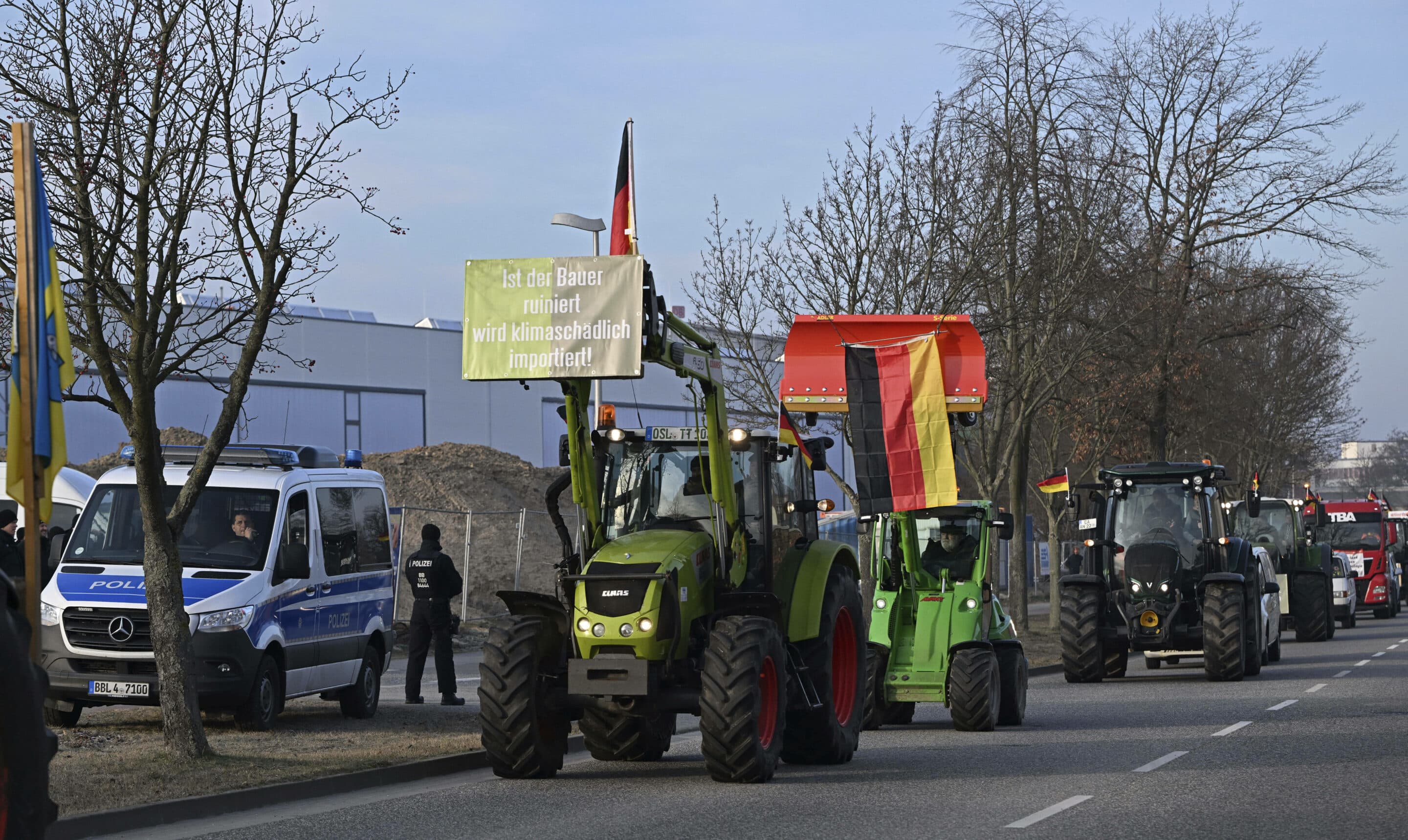 A leur tour, les agriculteurs allemands manifestent. (Jens Kalaene/dpa via AP)/ELO101/24011351252806/GERMANY OUT; MANDATORY CREDIT/2401111101