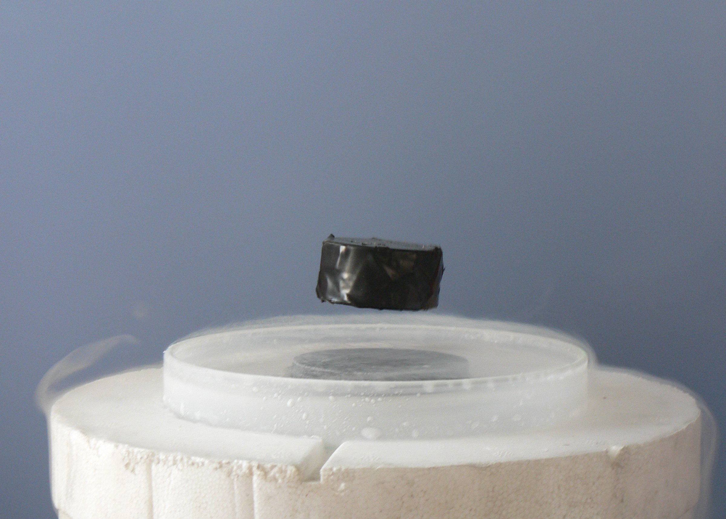 Aimant en lévitation magnétique au-dessus d'un supraconducteur à haute température critique. L'expulsion du champ magnétique du matériau supraconducteur (effet Meissner) est responsable de cet effet de lévitation. (c) Wikipédia