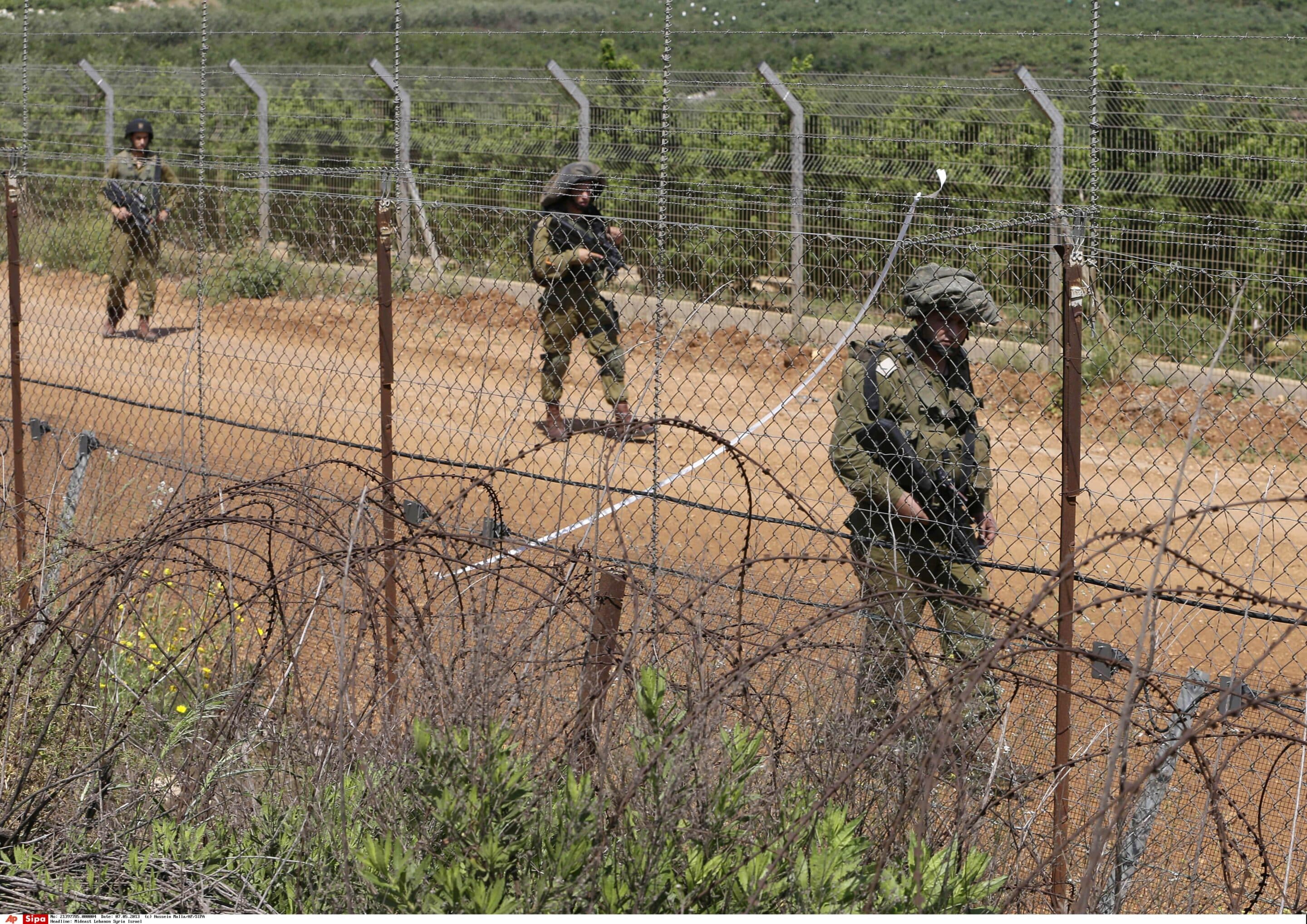 Soldats israéliens patrouillant le long de la frontière libanaise, le 7 mai 2013.  (AP Photo/Hussein Malla)/XHM101/243729190093/1305071513