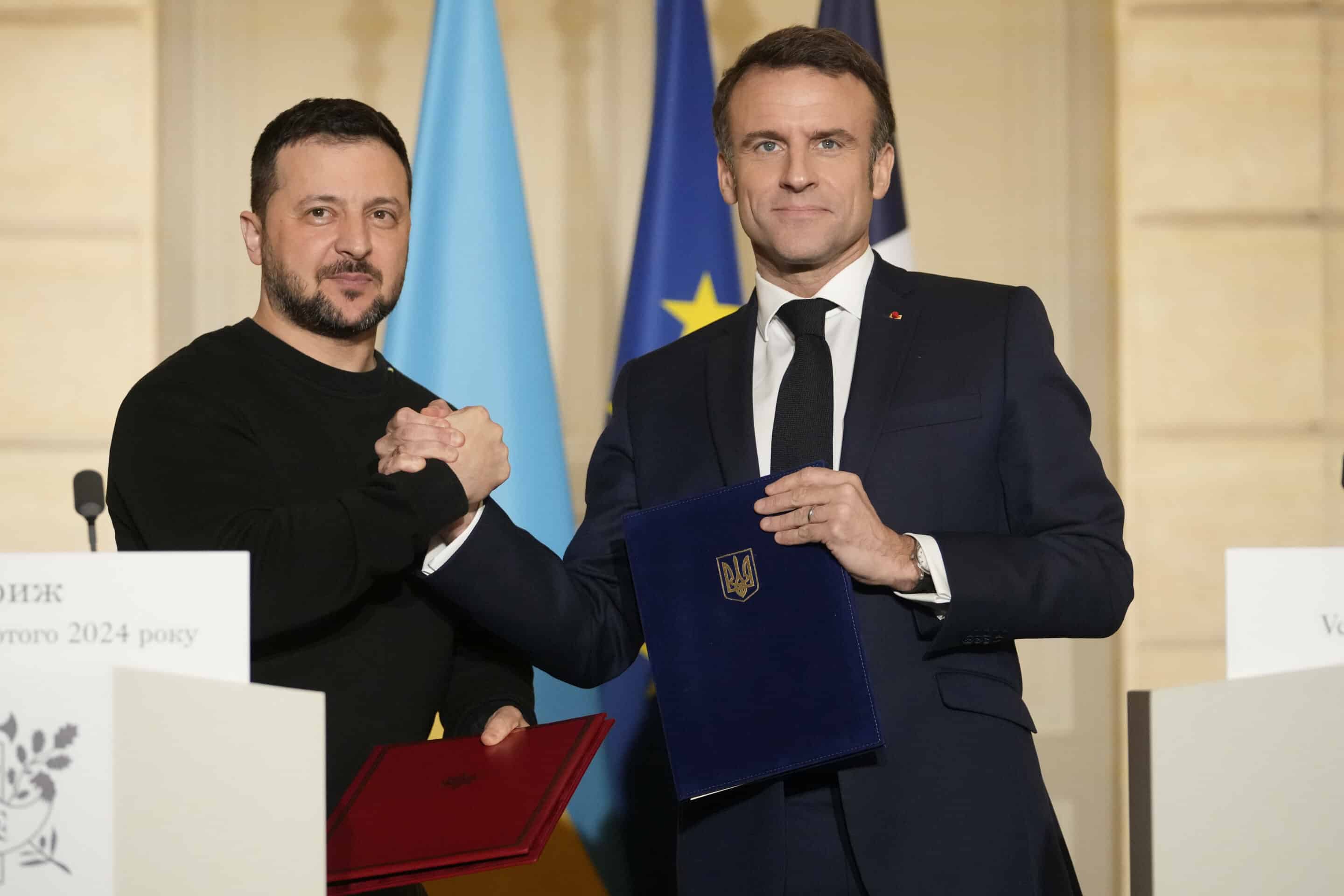 Emmanuel Macron et Volodymyr Zelensky, le 16 février 2024 à Paris.(AP Photo/Thibault Camus, Pool)/PAR147/24047707402370/POOL PHOTO/2402162045