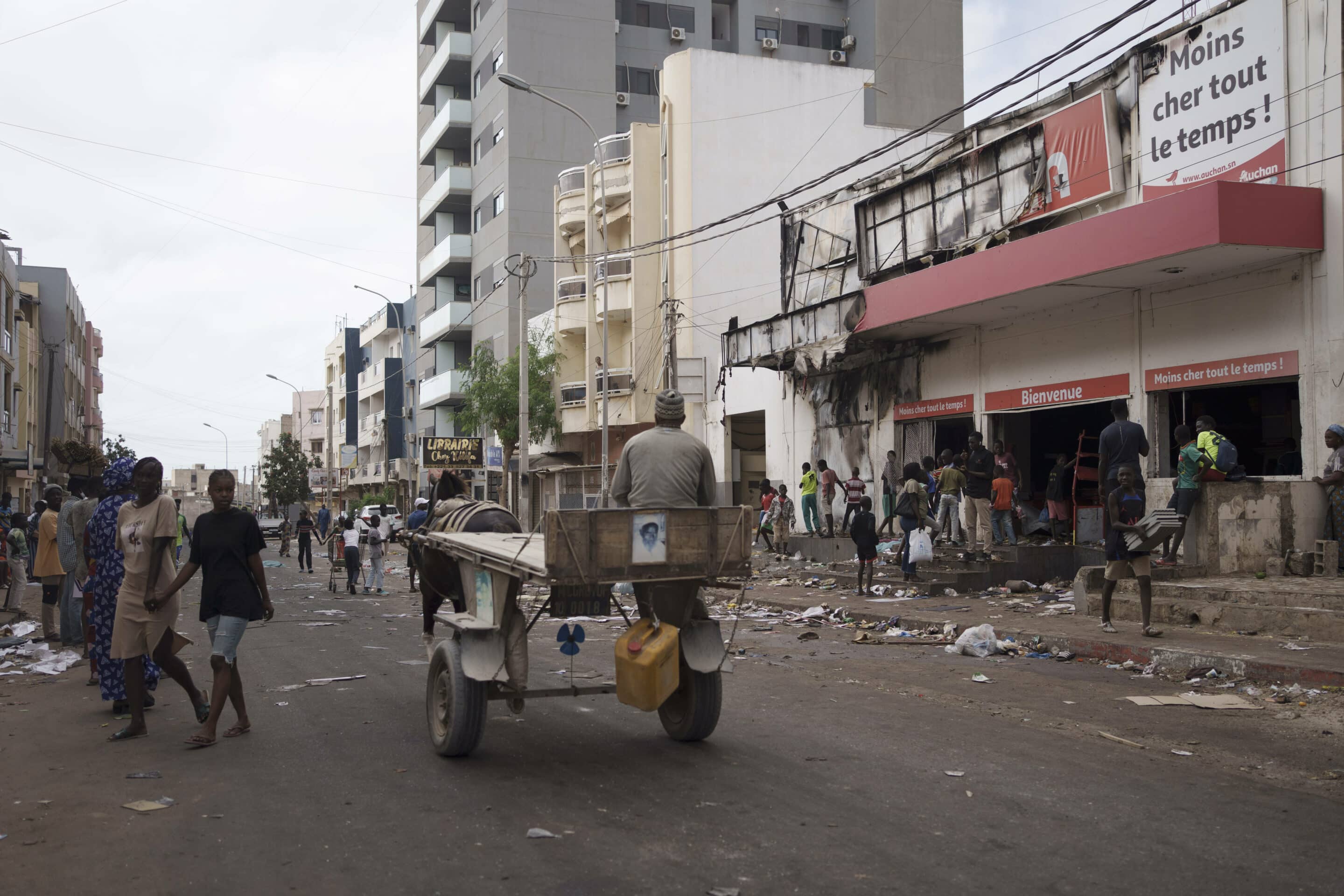 Une rue de Dakar. 
Le développement : beaucoup de bruits pour rien ? 
11 SIPA_sipausa30393845_000005