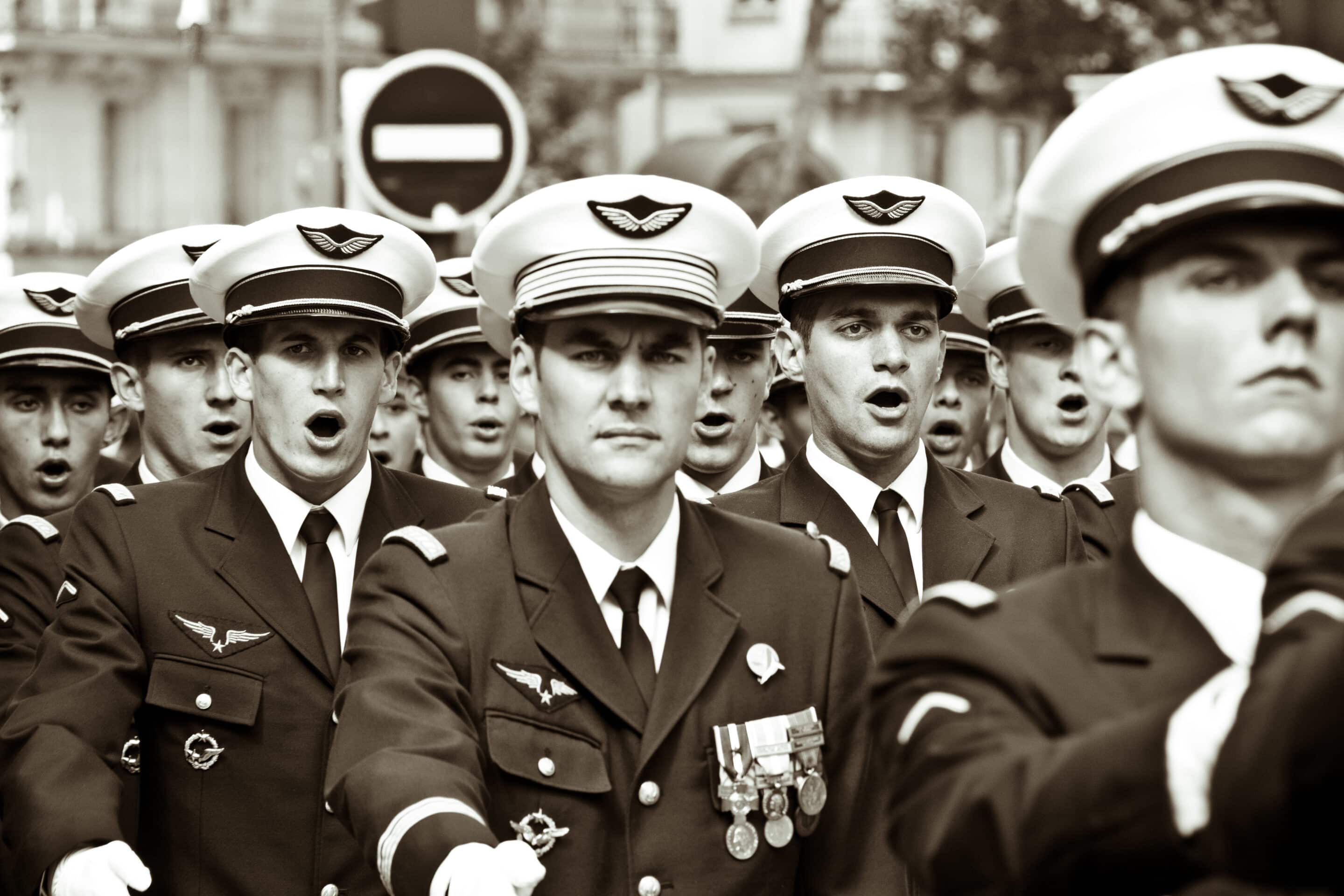 Parade militaire en ordre serré et au pas cadencé sur les Champs-Élysées, Paris, 14 juillet 2014. (C) Wikipedia