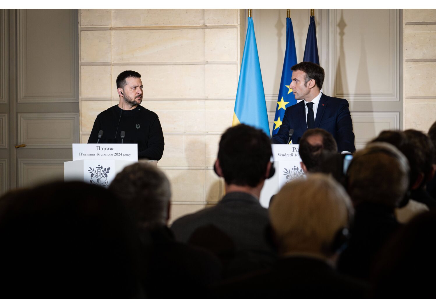 Le président français Emmanuel Macron, et son homologue ukrainien Volodymyr Zelenskyy participent à une conférence de presse, le vendredi 16 février 2024 au palais de l'Élysée à Paris. SIPA_01146390_000027