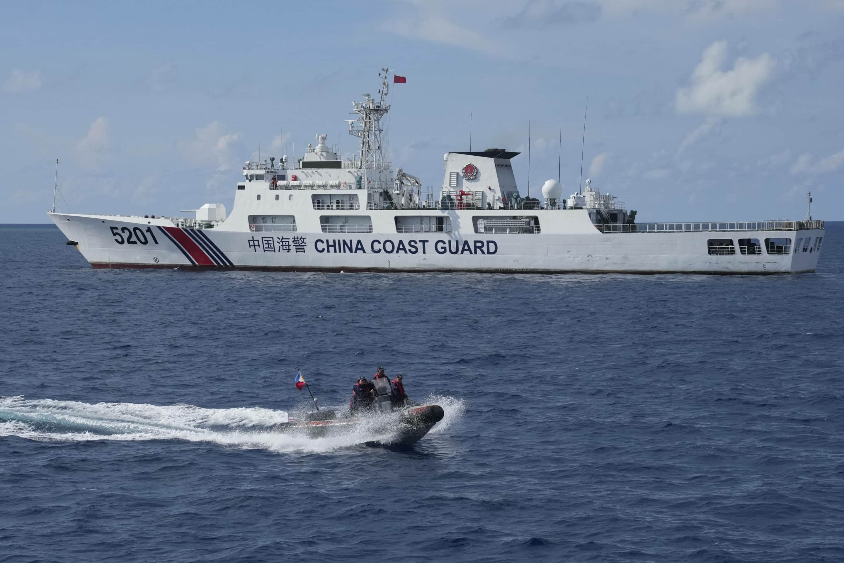 Navire de la garde côtière chinoise au large des Philippines, avril 2023.  (AP Photo/Aaron Favila)/XAF407/23117002911409//2304271202