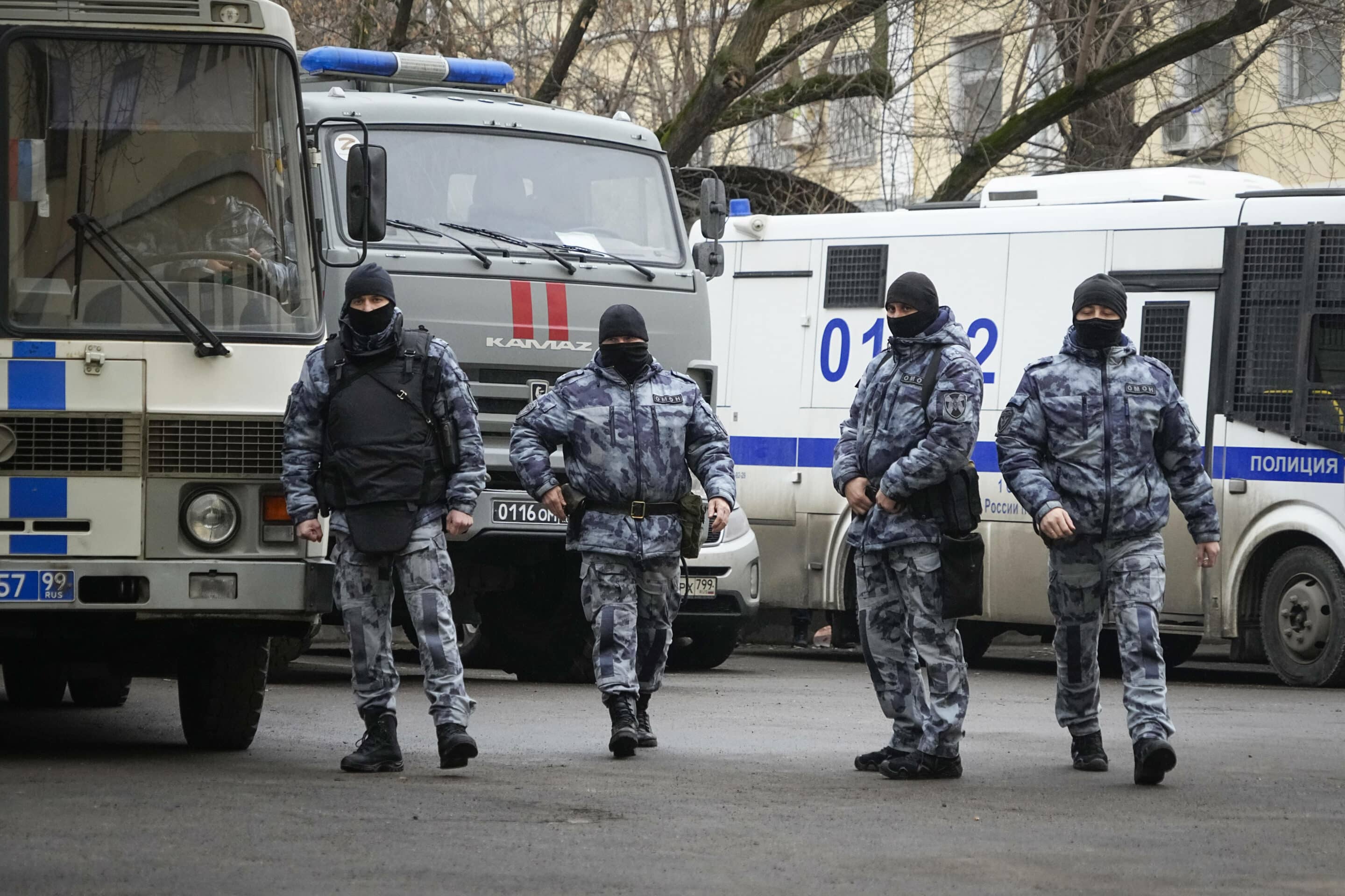Des forces policières russes à Moscou suite à l'attentat du 22 mars 2024. (AP Photo/Alexander Zemlianichenko)/XSG103/24084319726332//2403241000