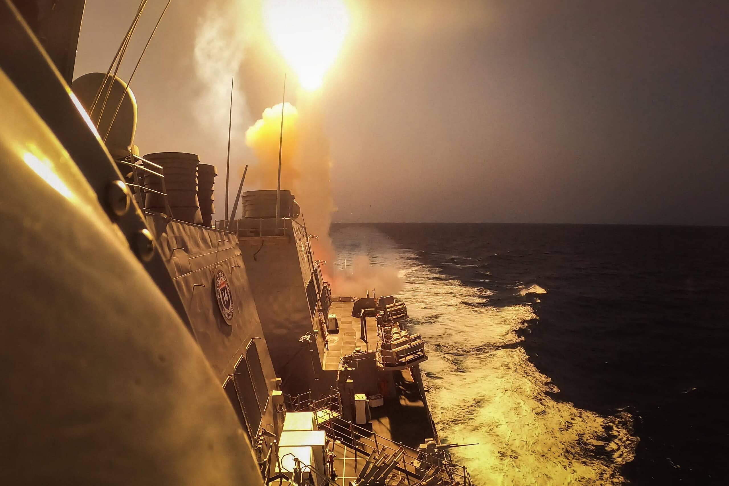 L'USS Carney procède à des tirs de destruction de missiles Houthis. 
(C) Wikipédia