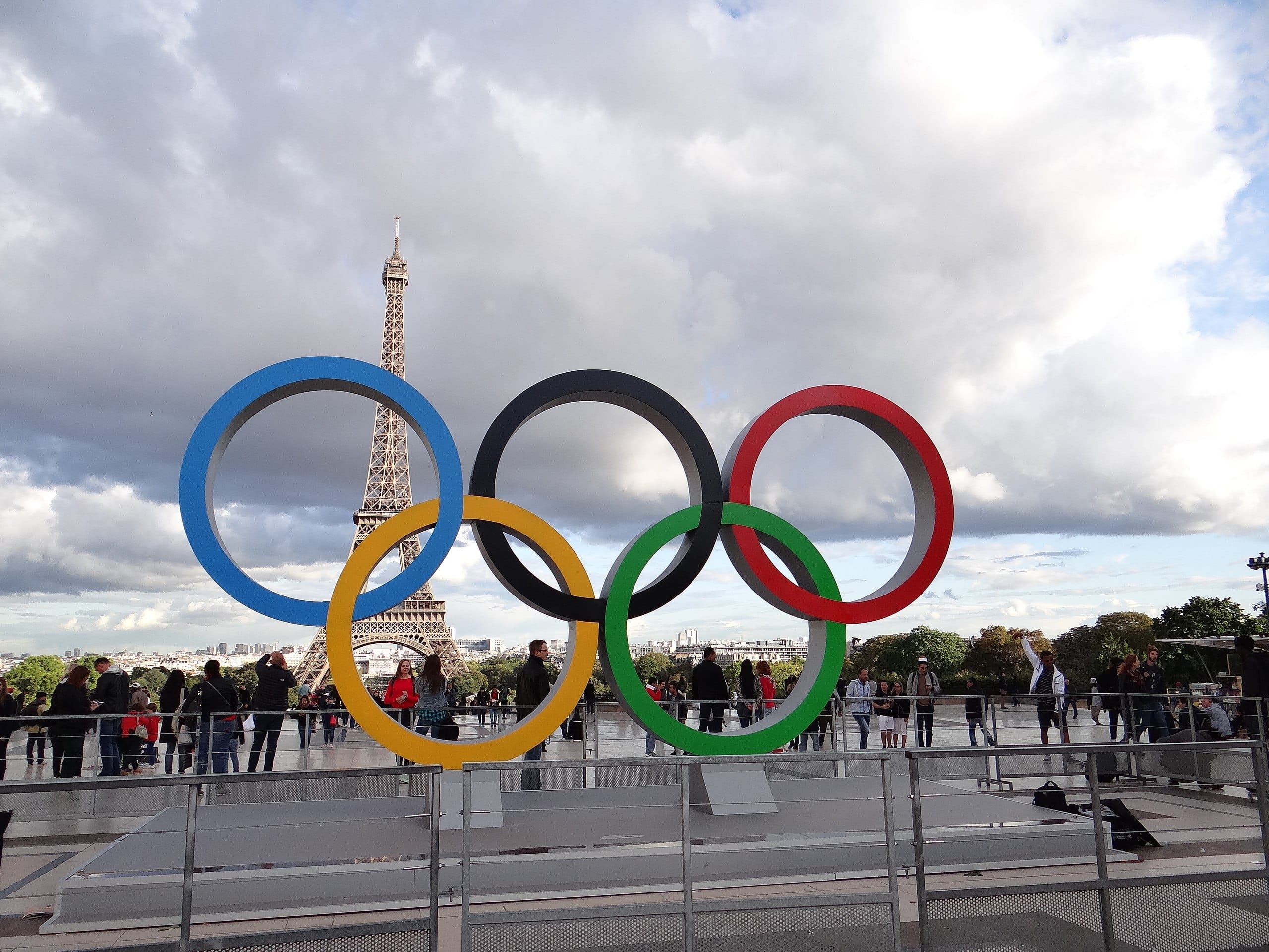 Les anneaux olympiques exposés place du Trocadéro en 2017 pour célébrer l'attribution des Jeux à Paris. (C) Wikipédia