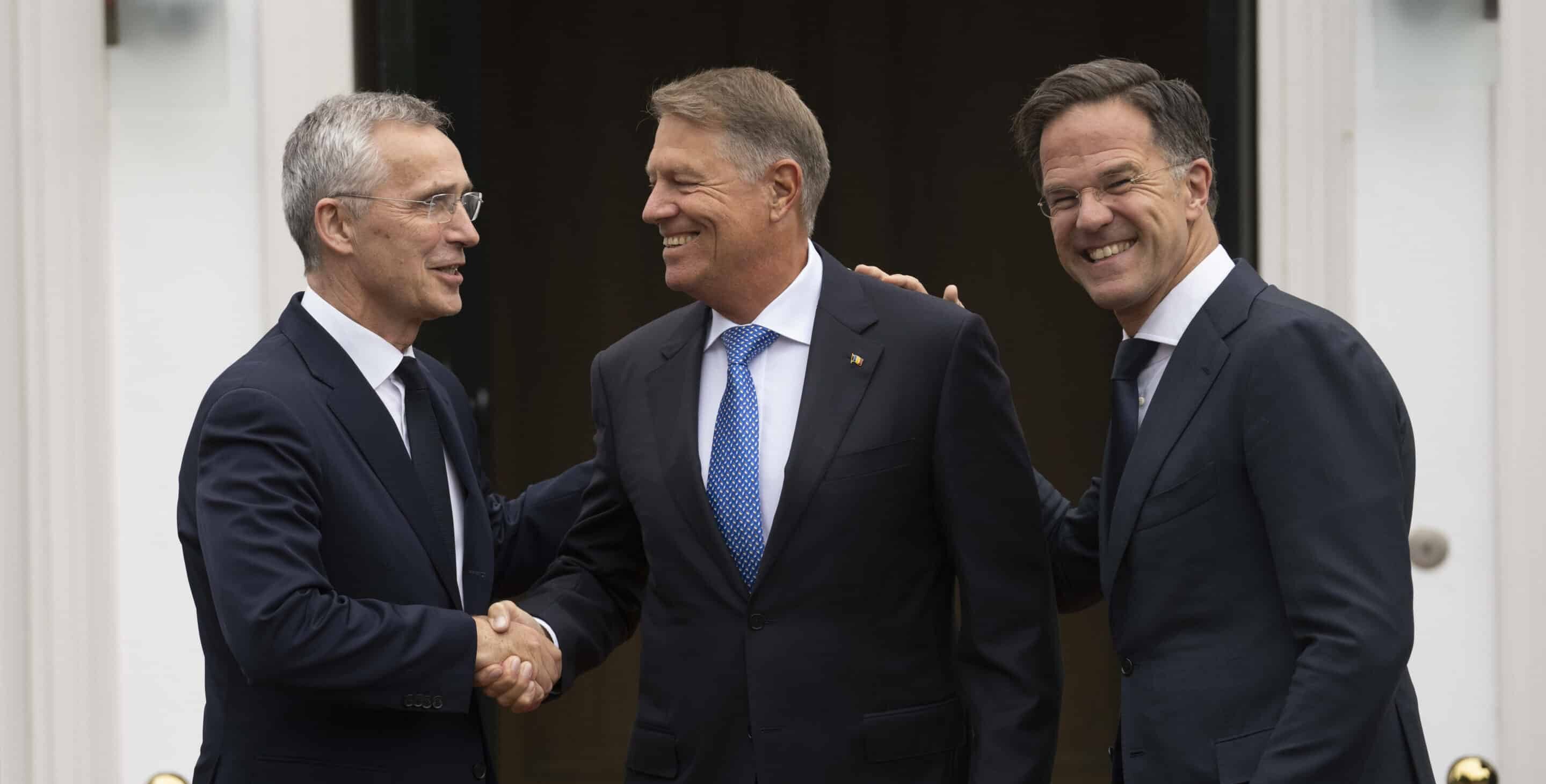 Le président roumain Klaus Iohannis, au centre et le premier ministre néerlandais Mark Rutte, à droite, à La Haye, Pays-Bas, le mardi 27 juin 2023. (AP Photo/Peter Dejong, File)/XAA101/24072624844259/FILE PHOTO/2403121830