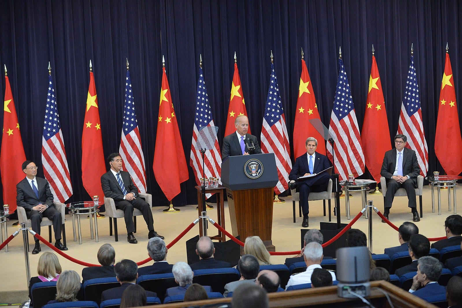 Joe Biden devant des officiels chinois au département d'État pour le Dialogue stratégique et économique États-Unis-Chine. (C) Wikipédia.