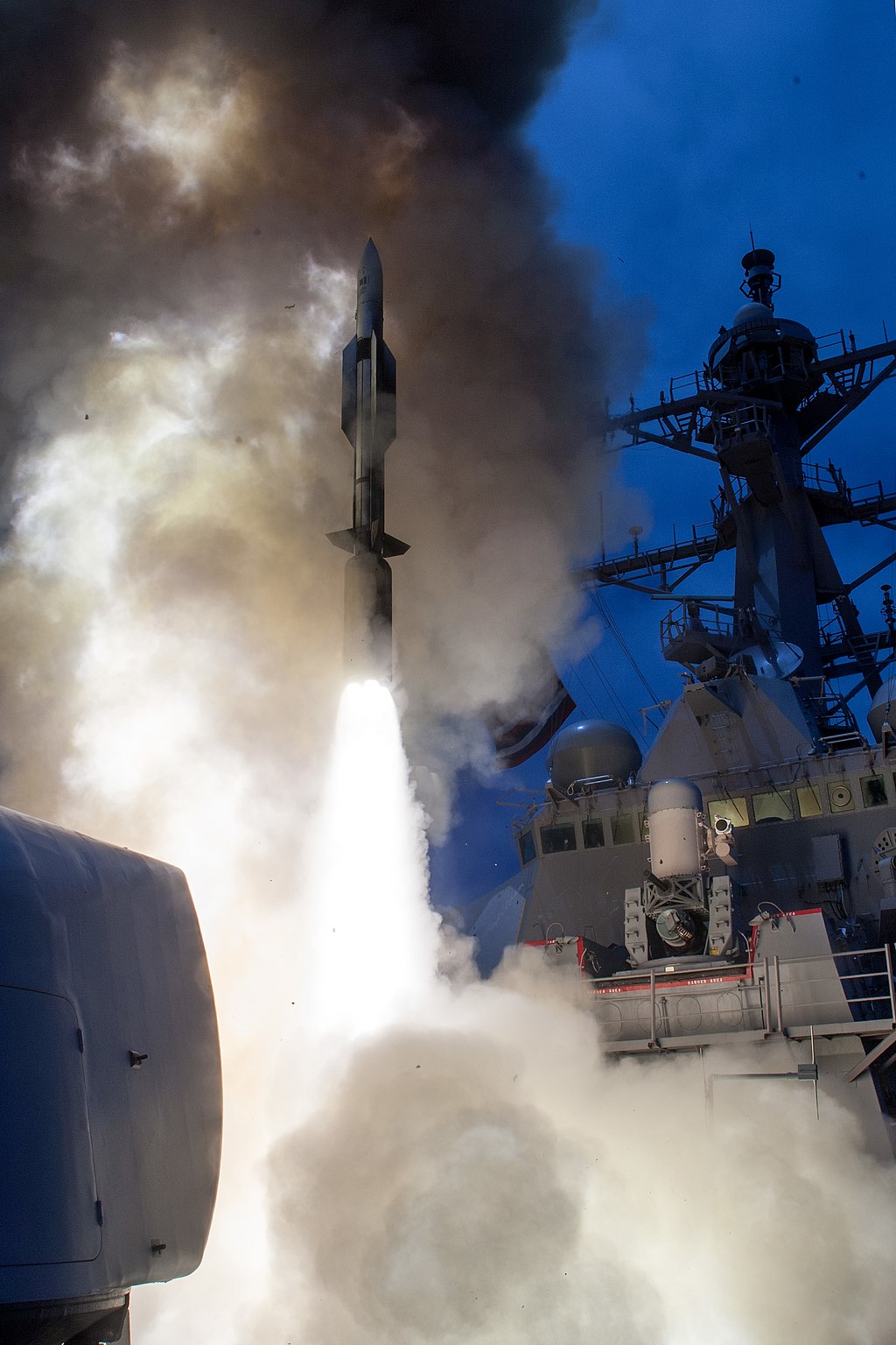 Le destroyer à missiles guidés de classe Arleigh-Burke de la marine américaine USS John Paul Jones (DDG-53) lance un RIM-174 Standard ERAM (Standard Missile-6, SM-6) lors d'un test de tir réel du système d'armes Aegis du navire dans l'océan Pacifique. (C) Sipa