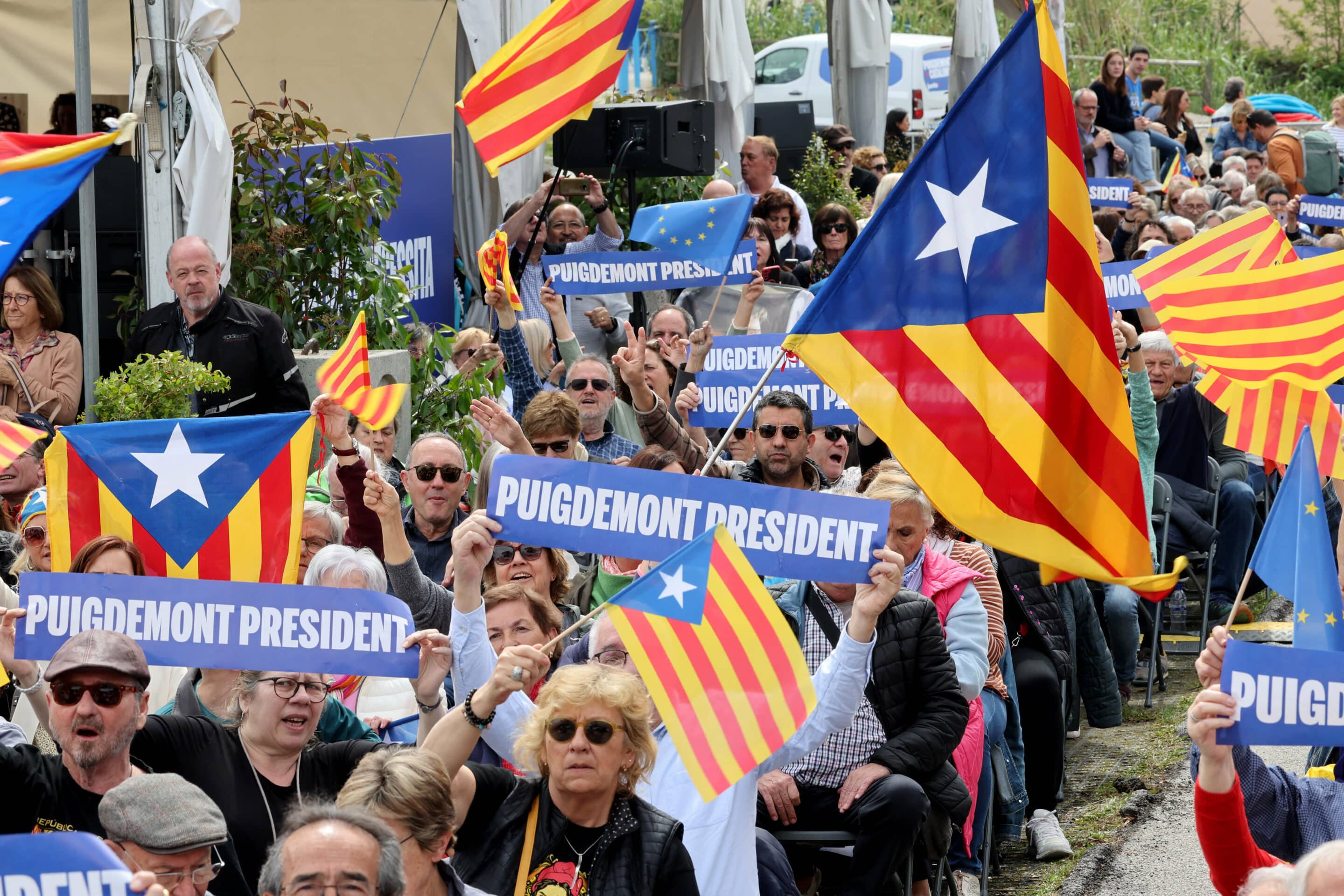 Des partisans du leader separatiste catalan et candidat du parti politique Junts per Catalunya - JxCat, Carles Puigdemont, tiennent des banderoles en attendant le debut d un rassemblement de campagne dans la ville  d Argeles-sur-Mer, le 4 mai 2024.//ALAINROBERT_1Y8A1763/Credit:Alain ROBERT/SIPA/2405051637