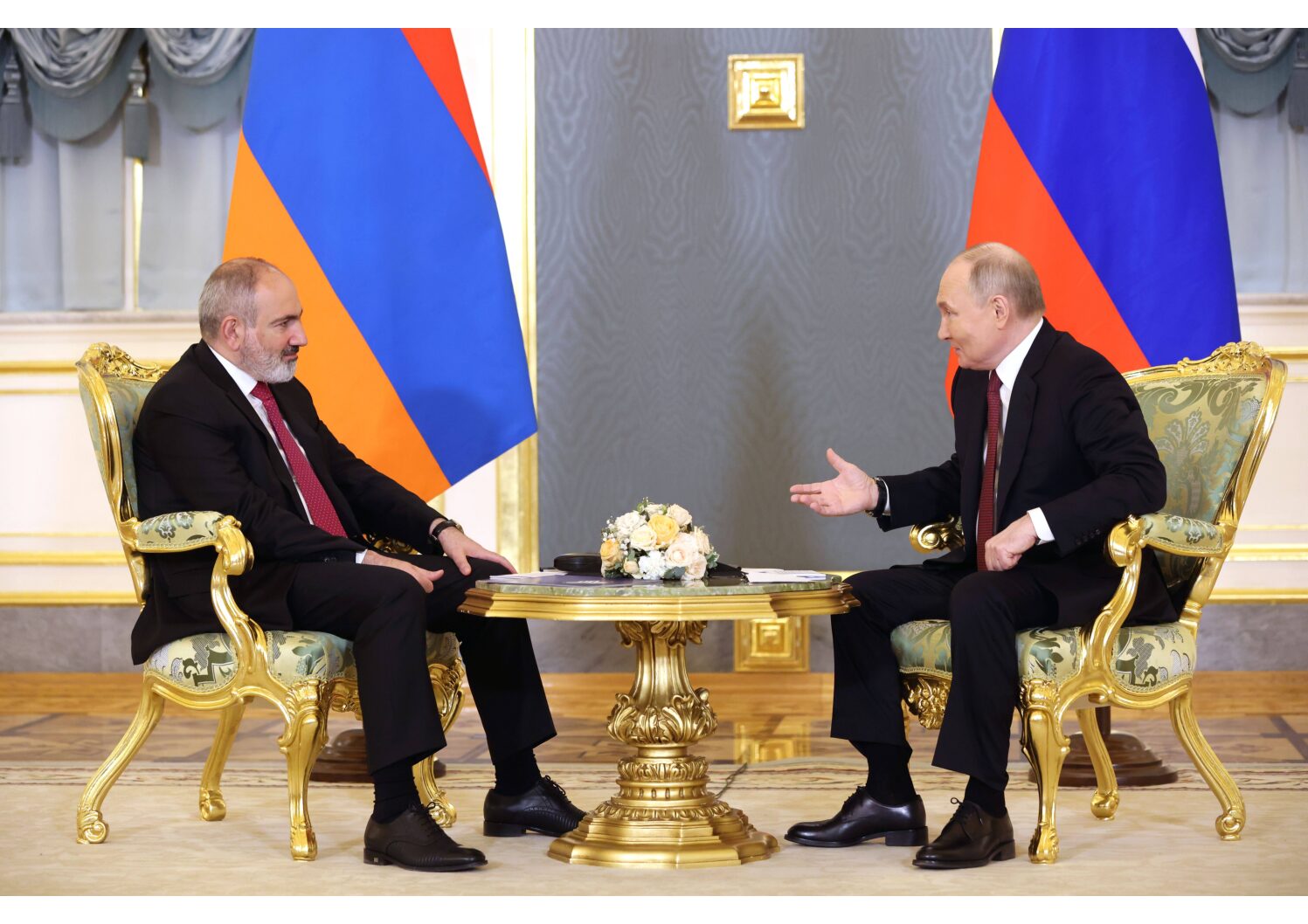 Le président russe Vladimir Poutine rencontre le premier ministre arménien Nikol Pashinyan à Moscou. (C) Sipa