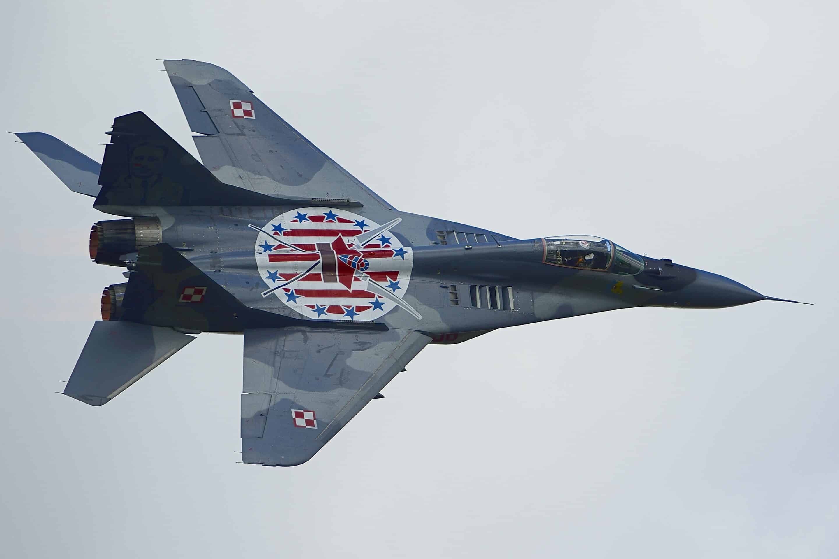 En service sur la base de Mińsk Mazowiecki, les derniers MiG-29 de la Siły Powietrzne Rzeczypospolitej Polskiej (armée de l’air polonaise), sont progressivement cédés à l’armée de l’air ukrainienne, remplacés par des mono-réacteurs T-50 acquis auprès de Korean Aerospace Industries (KAI). © François Brévot