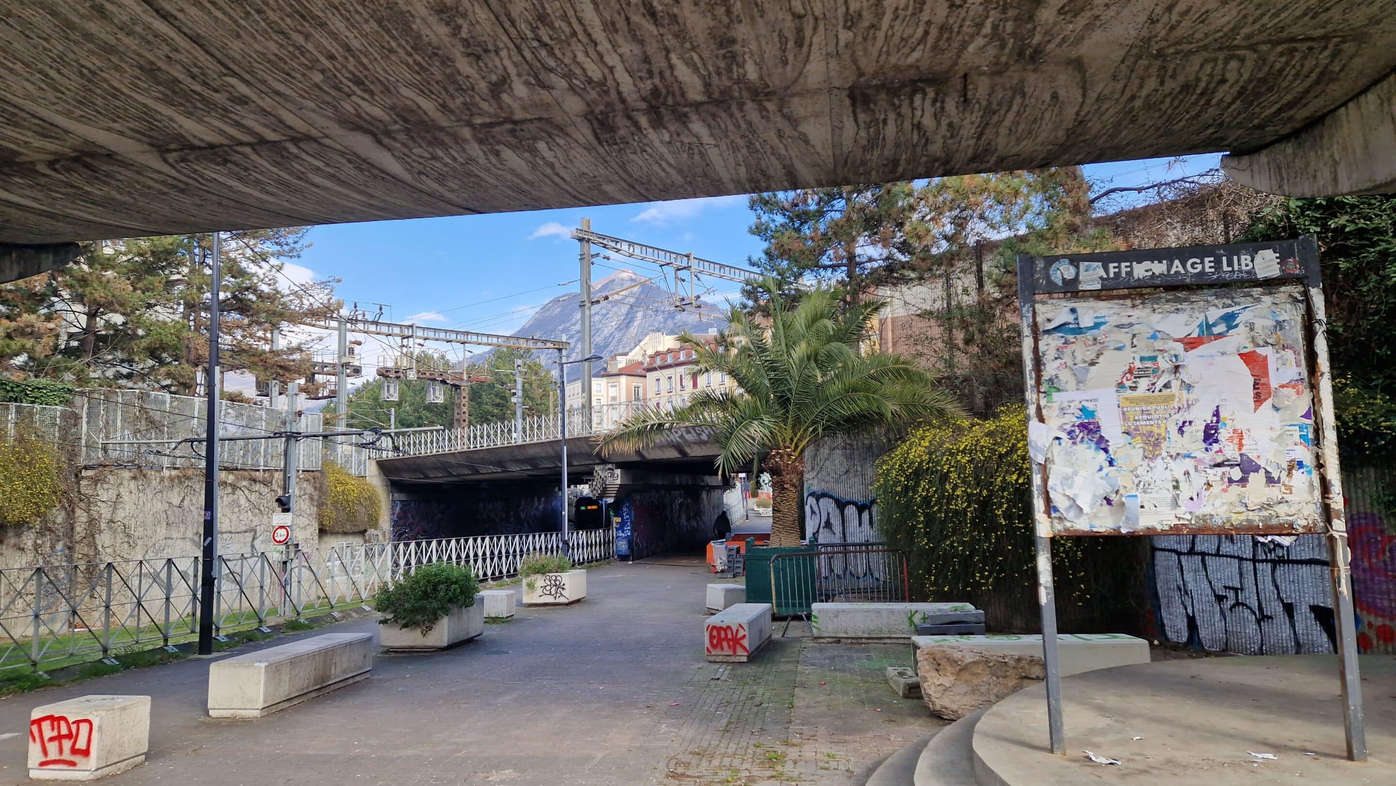 <i class='fa fa-lock' aria-hidden='true'></i> Grenoble : « Abandonnez tout espoir, vous qui entrez »