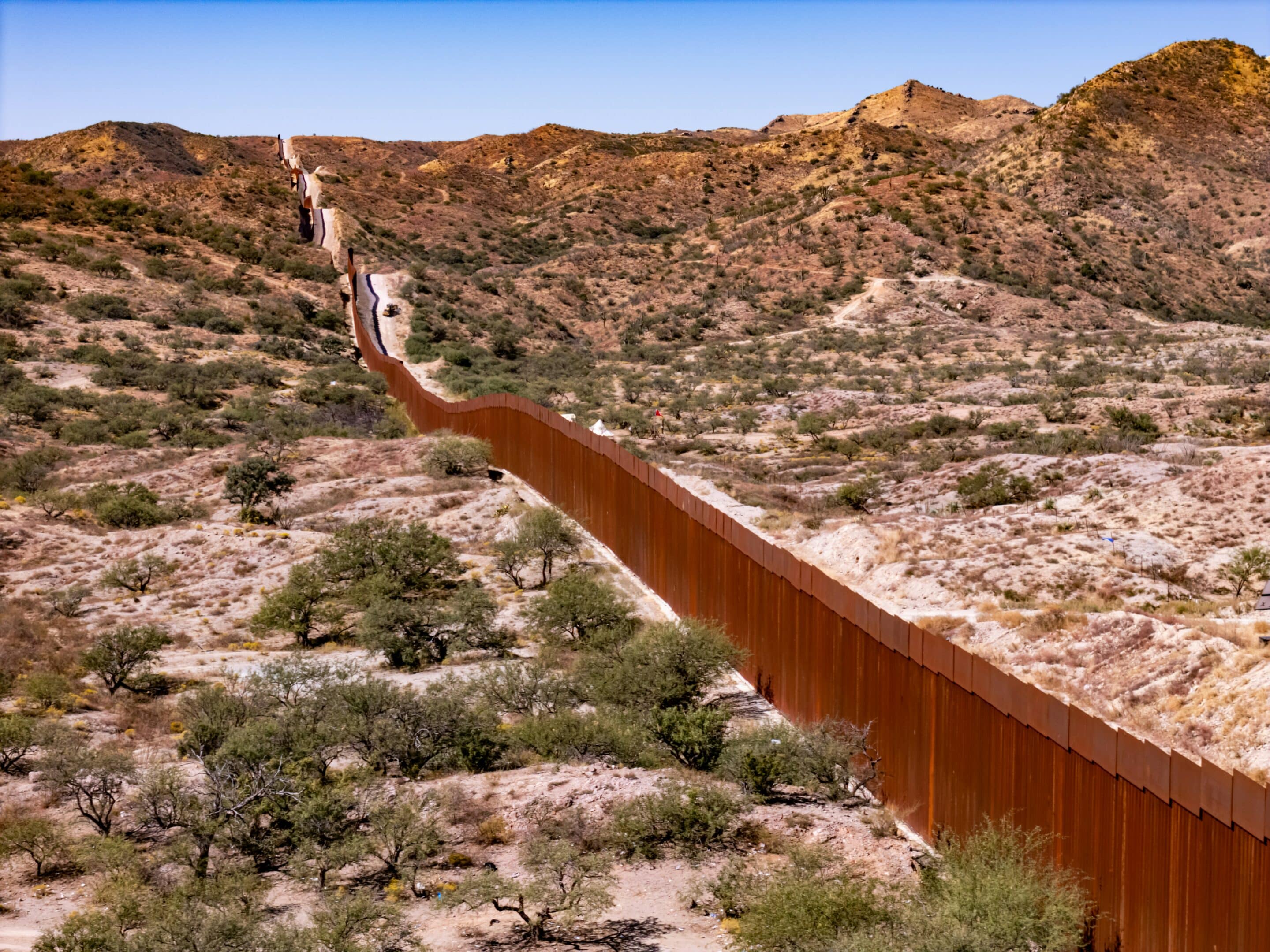 <i class='fa fa-lock' aria-hidden='true'></i> Pourquoi Donald Trump encourage l’immigration légale ?   