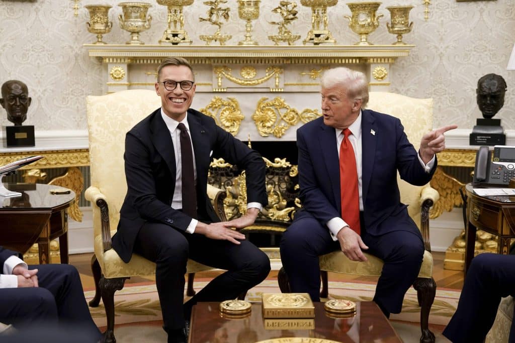 Alexander Stubb, à côté de Donald Trump lors d'une rencontre à la Maison Blanche. Octobre 2025 (C) SIPA