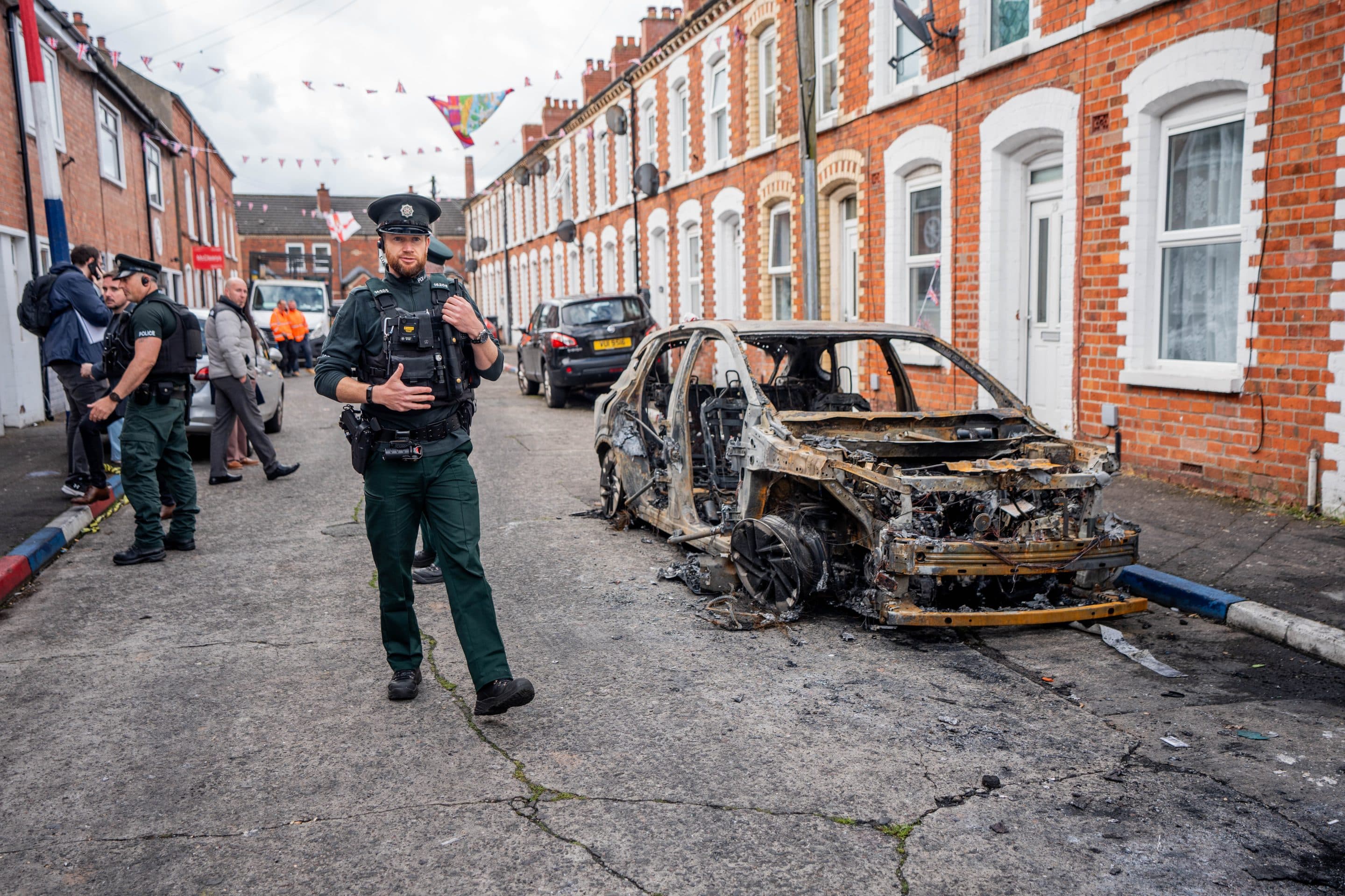 Belfast s’embrase contre les migrants Belfast s’embrase contre les migrants