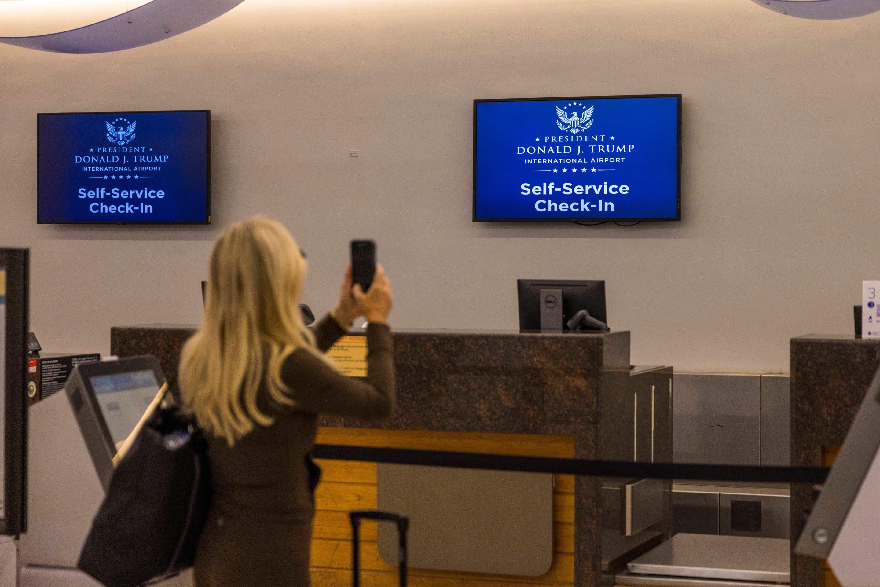 <i class='fa fa-lock' aria-hidden='true'></i> En Floride, l’aéroport de Palm Beach porte désormais le nom de Donald Trump <i class='fa fa-lock' aria-hidden='true'></i> En Floride, l’aéroport de Palm Beach porte désormais le nom de Donald Trump