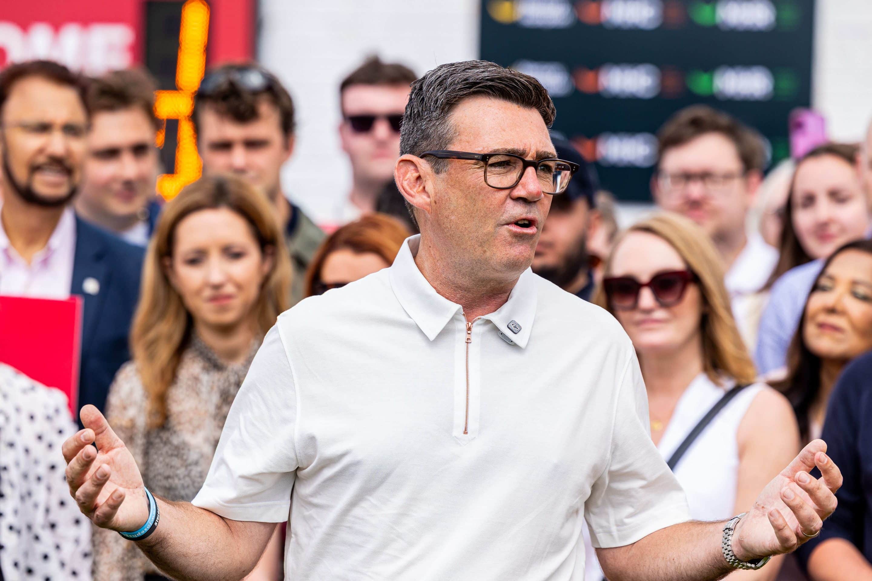 <i class='fa fa-lock' aria-hidden='true'></i> Andy Burnham inaugure son Downing Street « du Nord » à Manchester <i class='fa fa-lock' aria-hidden='true'></i> Andy Burnham inaugure son Downing Street « du Nord » à Manchester