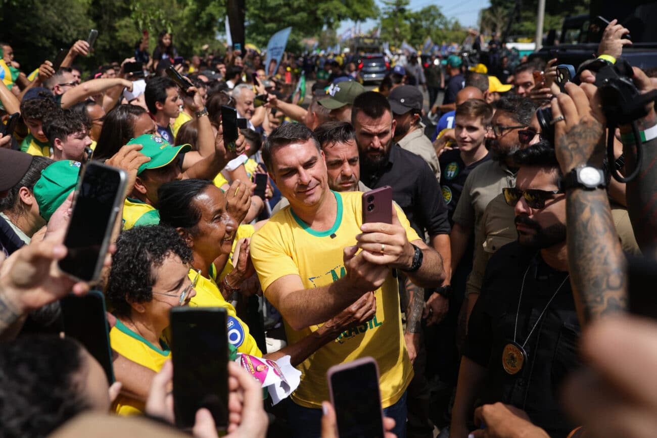Flavio Bolsonaro crée la surprise et remporte le premier tour au Brésil Flavio Bolsonaro crée la surprise et remporte le premier tour au Brésil